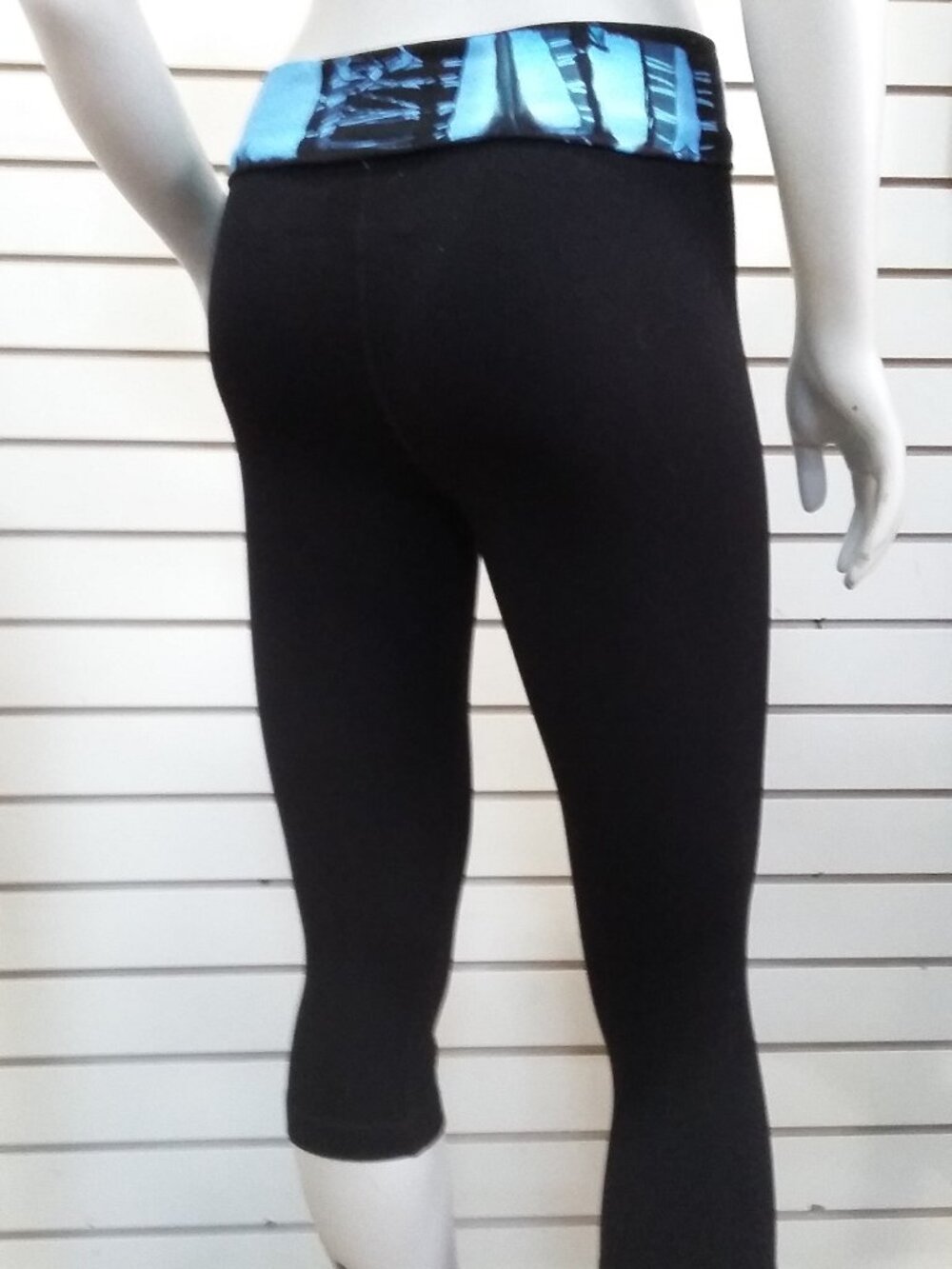 Workout compression capri - Picture 3 of 4